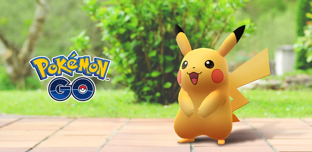 Imagen promocional oficial de Pokémon GO con el logotipo a la izquierda y Pikachu en un parque luminoso.