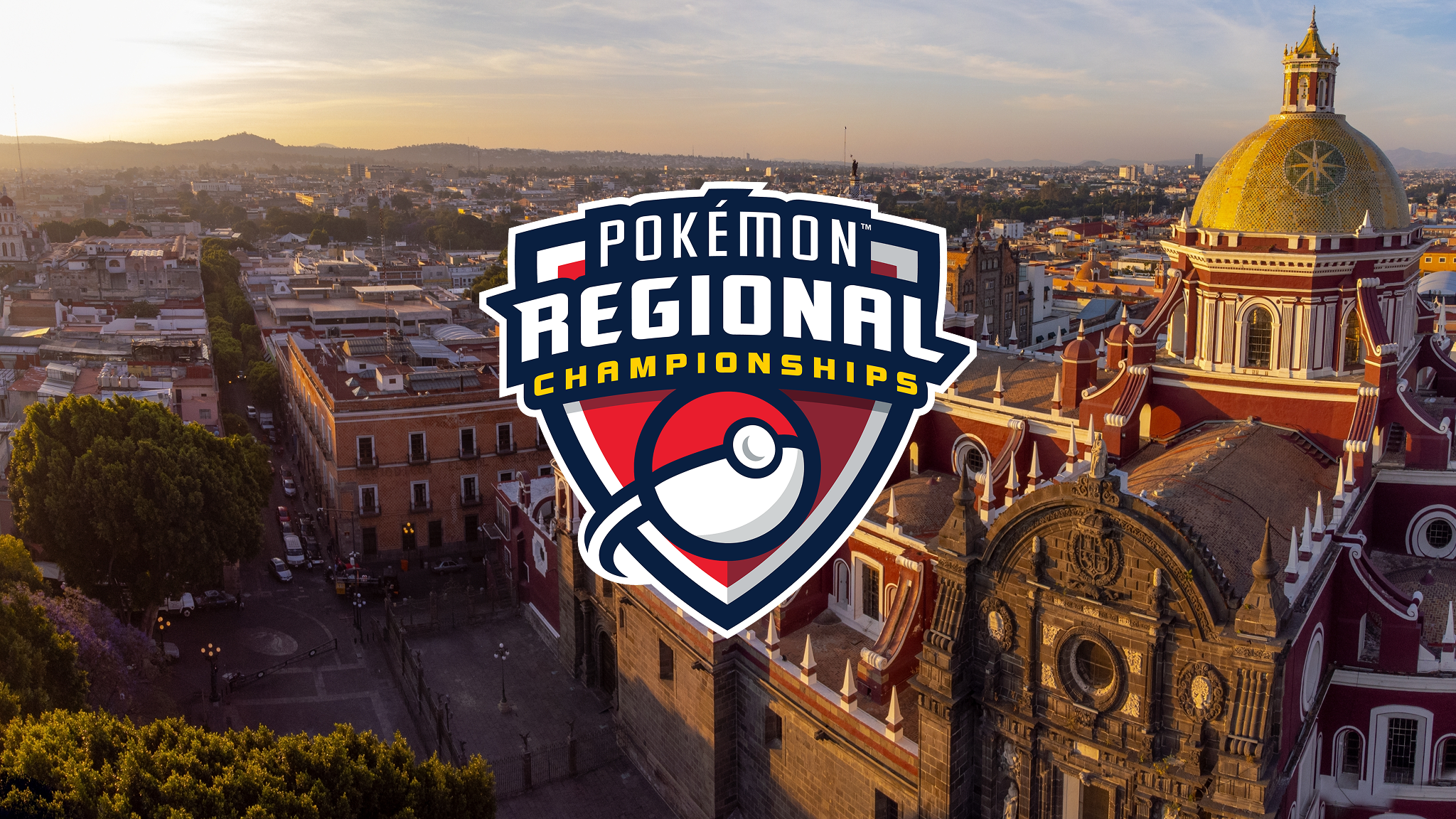 Vista urbana de Puebla con el emblema de los Pokémon Regional Championships