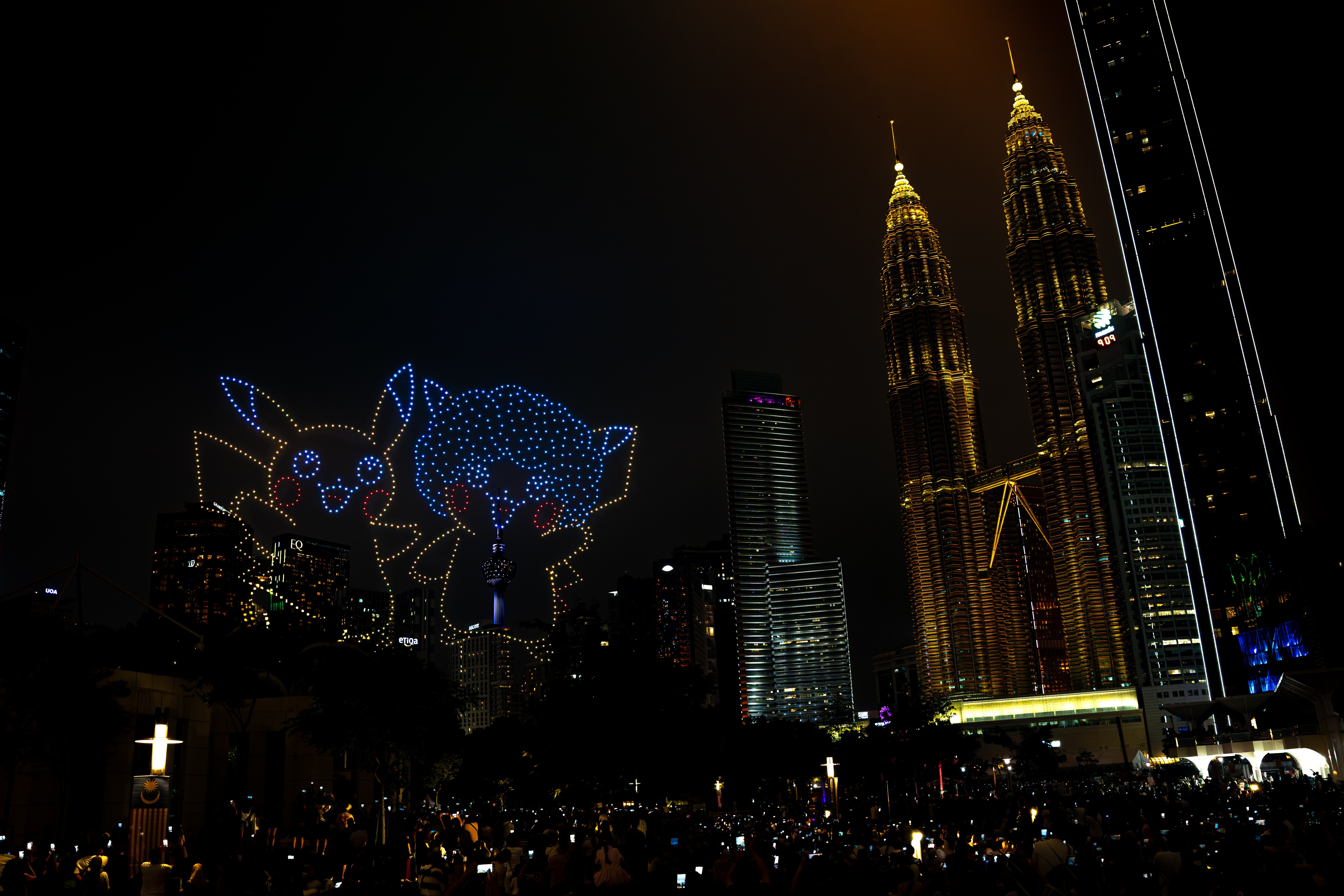 Pokémon dibujado con drones en el cielo nocturno de Kuala Lumpur