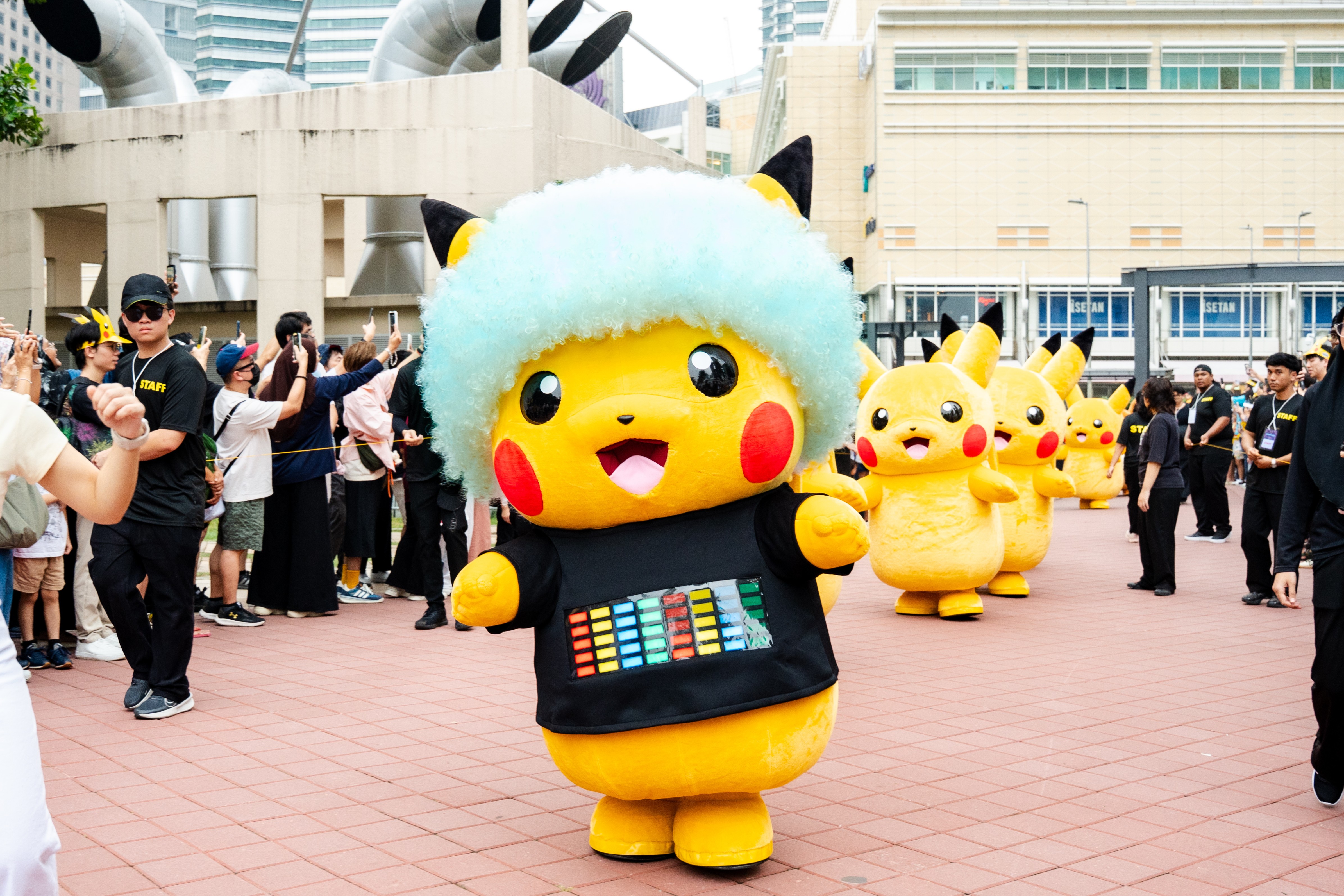 Pikachu con atuendo turquesa durante el desfile de PokéXciting en Kuala Lumpur