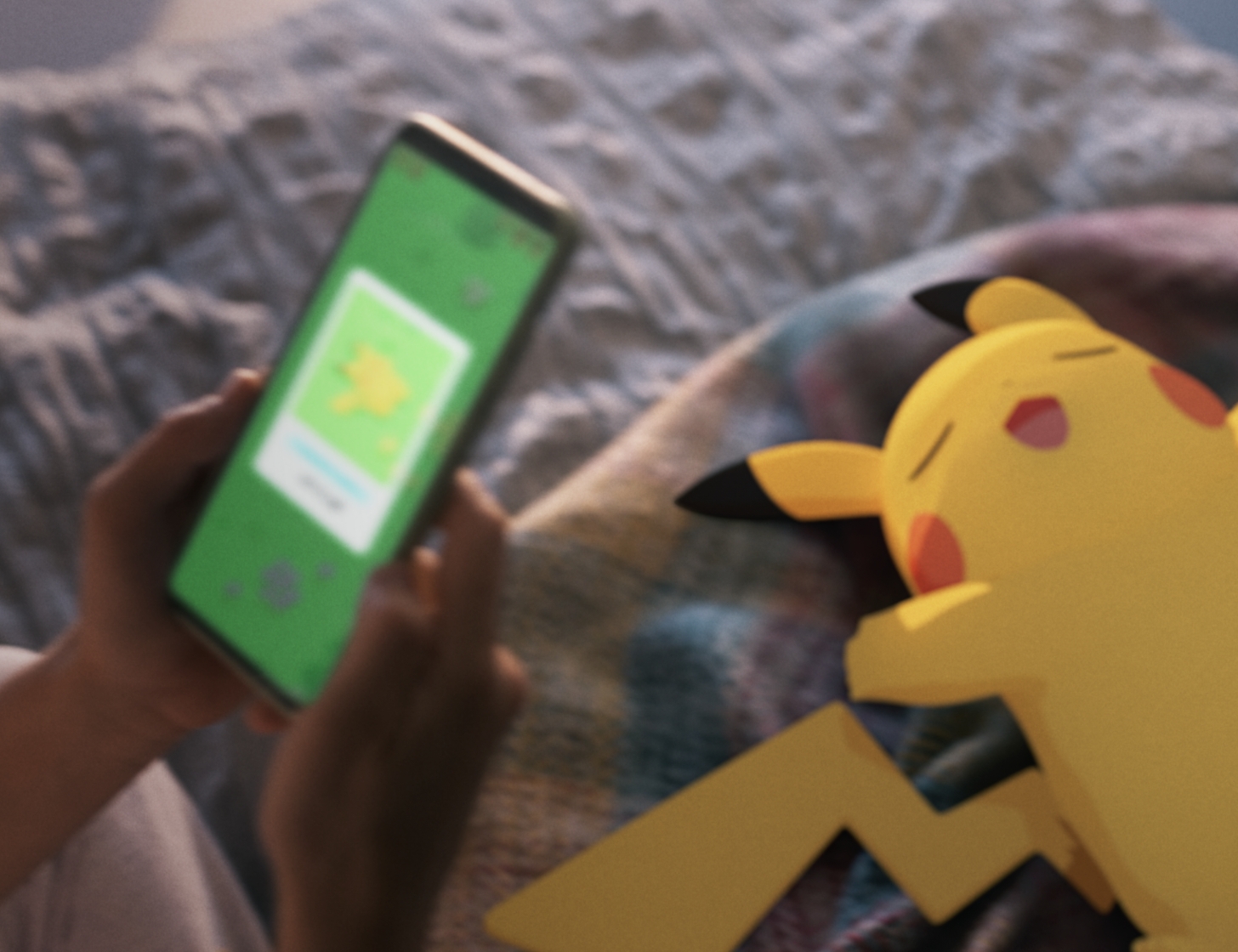 Imagen promocional de Pokémon Sleep con un teléfono y un Pikachu dormido