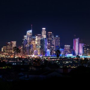Fondo de ubicación de Pokémon Night Out con el horizonte nocturno de Los Ángeles