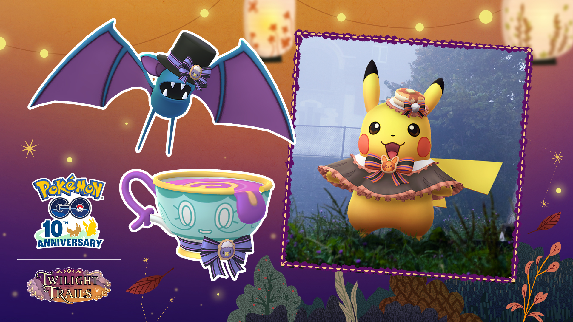 Pikachu con un sombrero y una capa corta aparece junto a Zubat y Sinistea con adornos de Halloween.