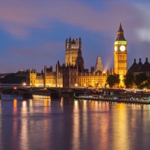 Fondo de ubicación de Pokémon Night Out con el Big Ben y el Parlamento de Londres